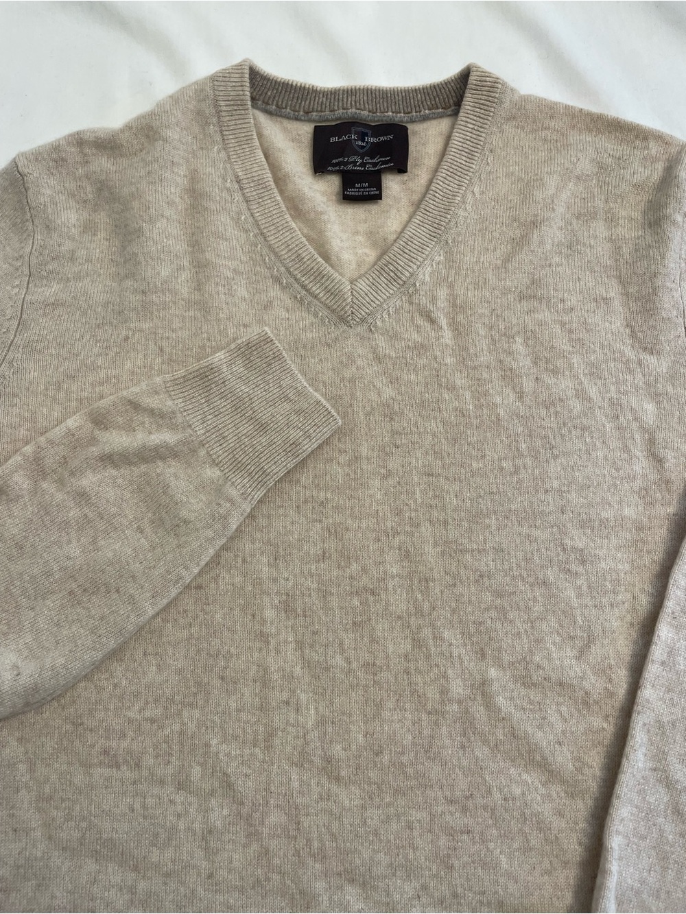 Black Brown 1826 Menโs 100% 2-Ply Cashmere V-Neck Sweater Medium Tan Oatmeal